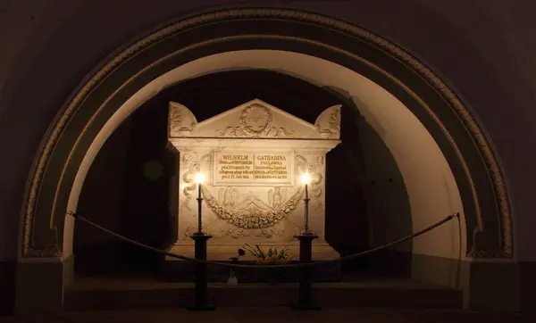Foto: Staatliche Schlösser und Gärten Baden-Württemberg, Roland Rossner Sarkophag der Königin Katharina und König Wilhelms I. in der Gruft der Grabkapelle auf dem Württemberg