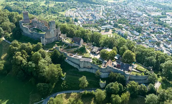 Foto: Hans-Jürgen van Akkeren Luftansicht der gesamten Burganlage Rötteln mit Lörrach im Hintergrund